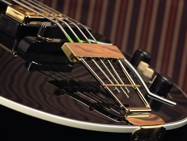 Hofner 500/2 Club Bass Gold hardware and pickup covers
